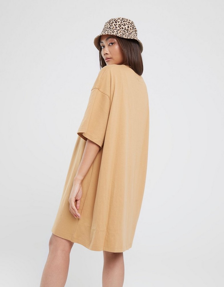 Sukienka damska SUKIENKA W JORDAN ESSEN T SHIRT DRESS DO5051-722 Beżowy