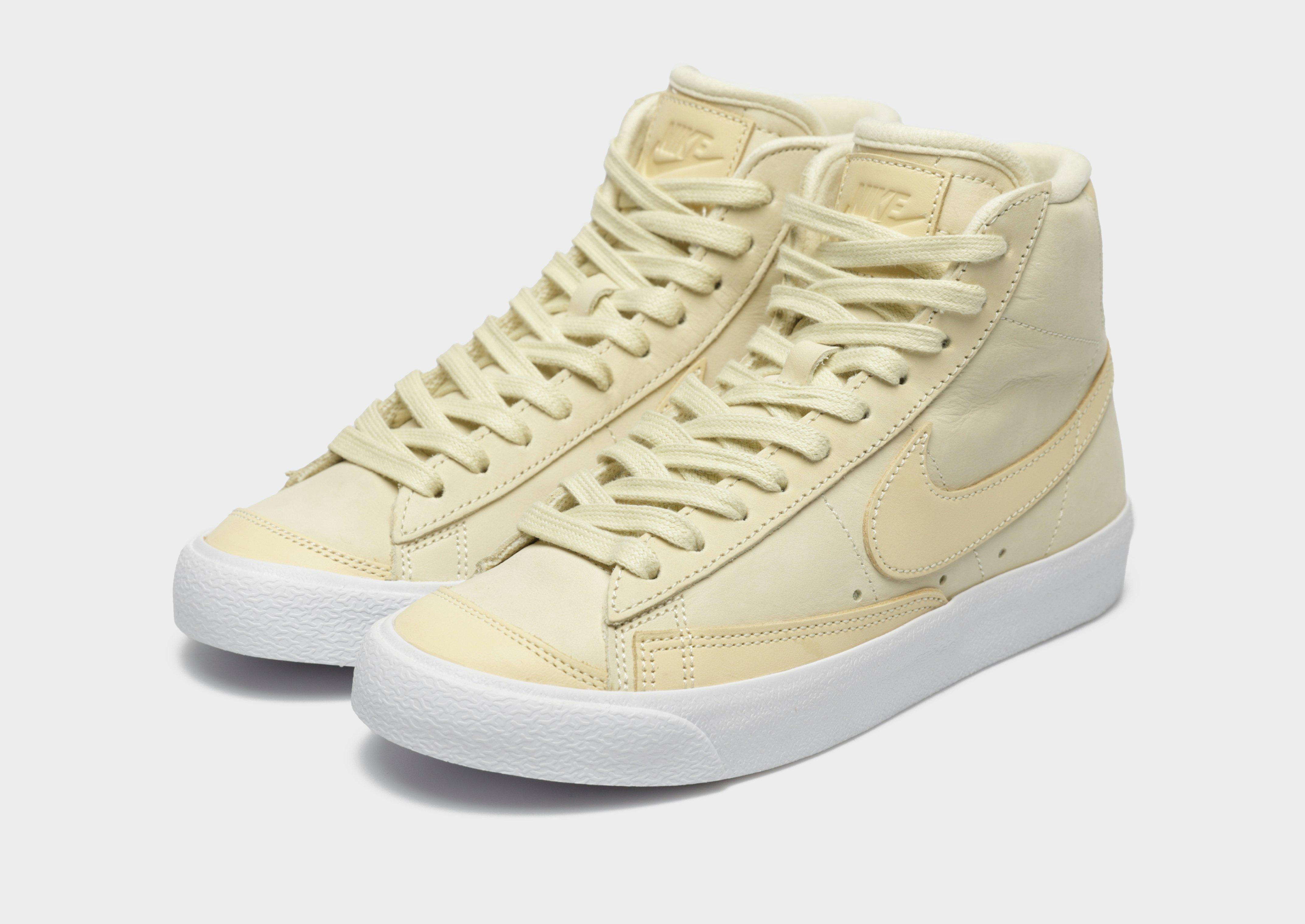 Дамски обувки NIKE BLAZER MID '77 LX DQ7572-700 Златист