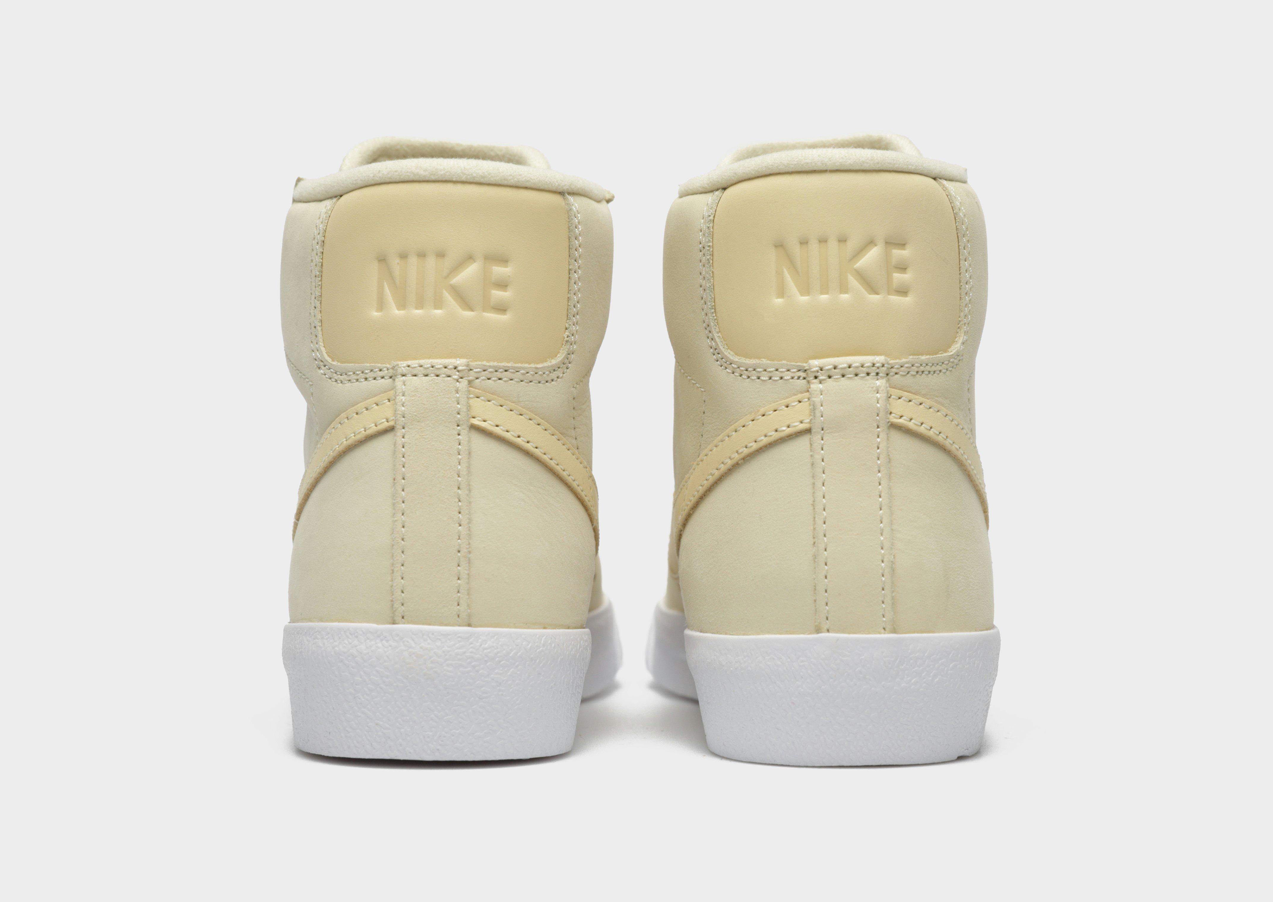 Дамски обувки NIKE BLAZER MID '77 LX DQ7572-700 Златист