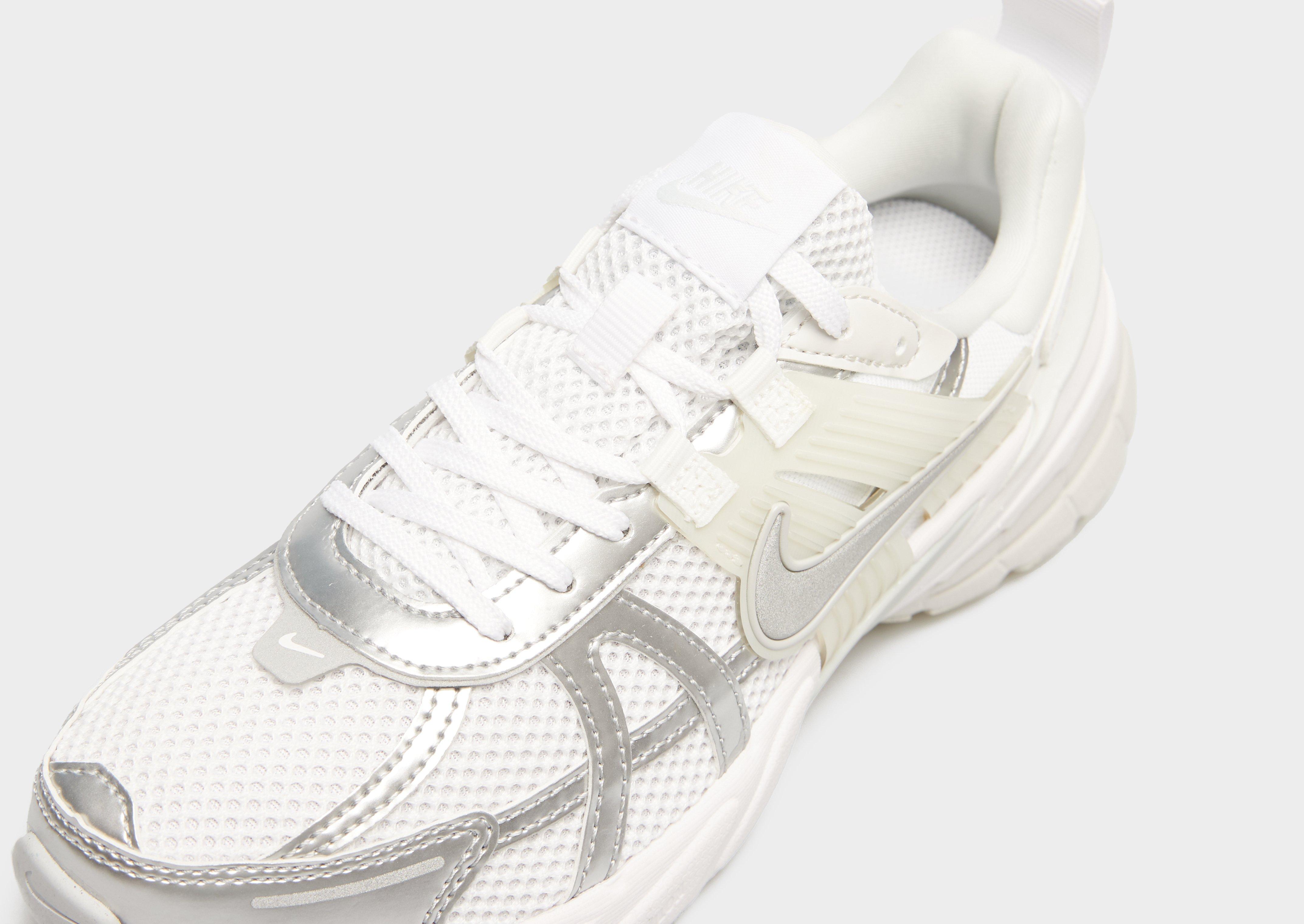 Kedai moterims NIKE V2K RUN FD0736-104 Balta