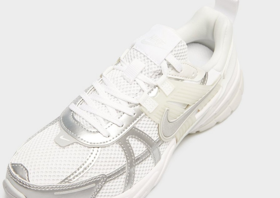 Дамски обувки NIKE V2K RUN FD0736-104 Бял