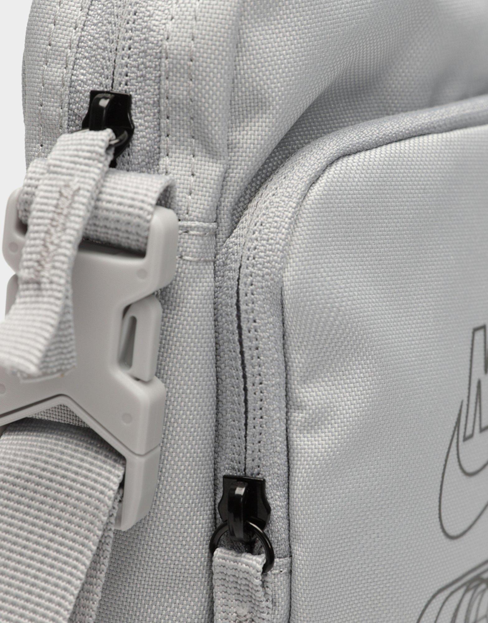 Moteriškas sportinis krepšys NIKE RANKINUKAS NK HERITGE CRSSBDY-AIRMAX FA23  FQ0234-077 Pilka