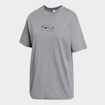 Дамска тениска NIKE ТЕНИСКА SS W NSW TEE BF PRNT SWSH