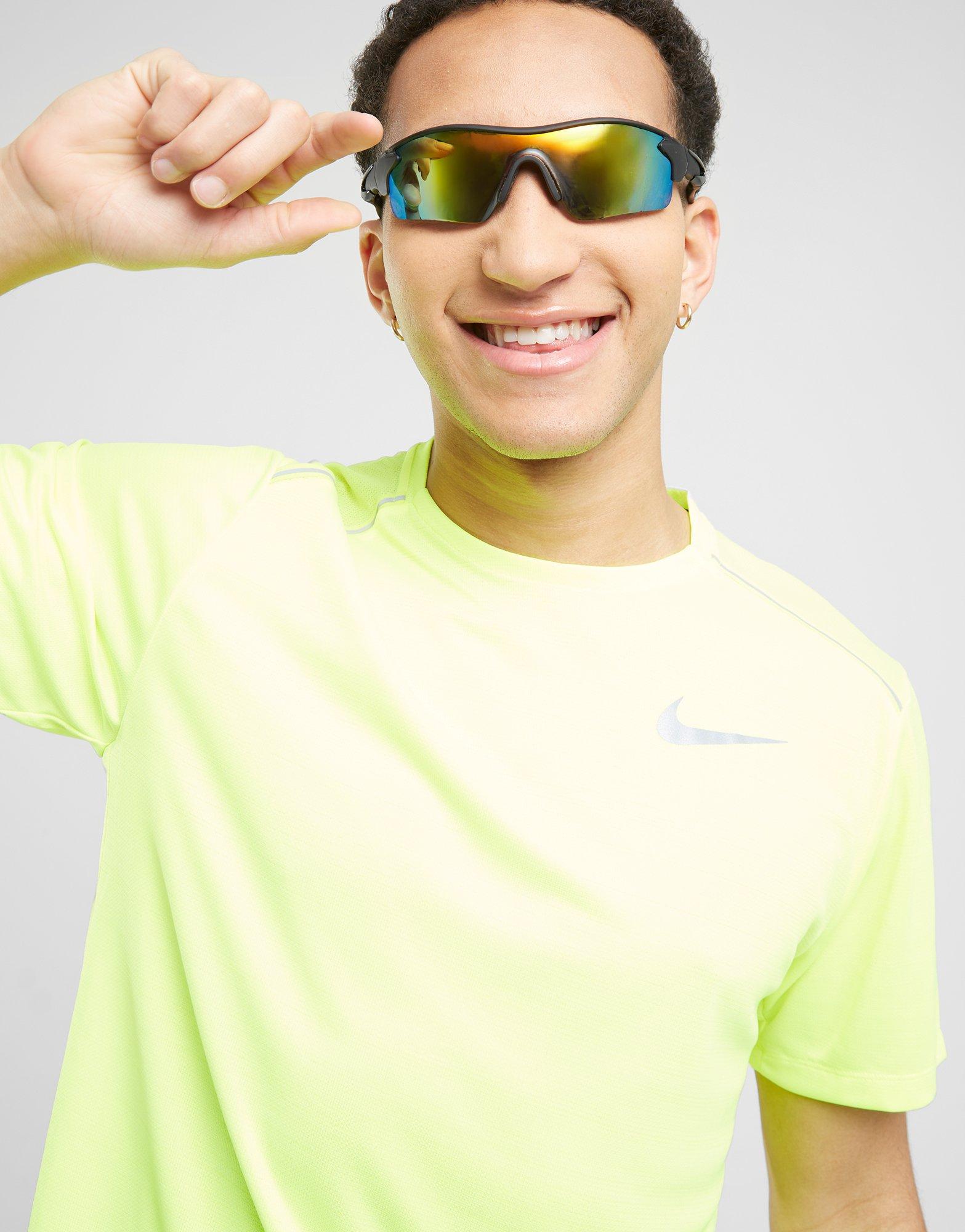 Pánske tričko NIKE TRIČKO M NK DF MILER SS RUNNING FZ4782-702 Zlatá