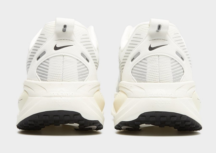 Мъжки обувки за бягане NIKE VOMERO 18 HM6803-101 Бял