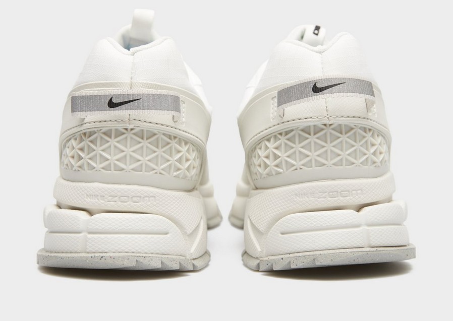 Adidași pentru bărbați NIKE ZOOM VOMERO ROAM SYN HV5951-100 Alb