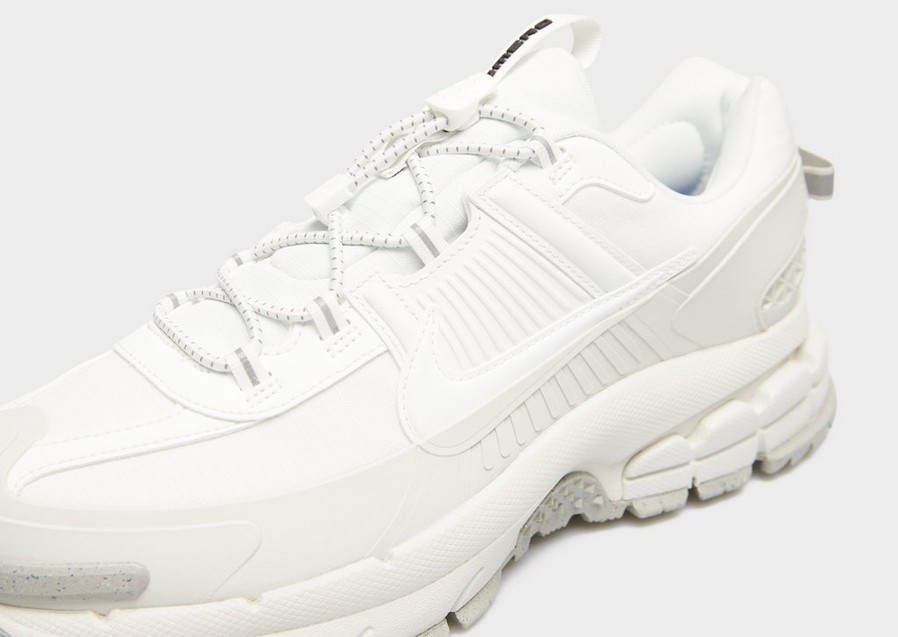 Adidași pentru bărbați NIKE ZOOM VOMERO ROAM SYN HV5951-100 Alb