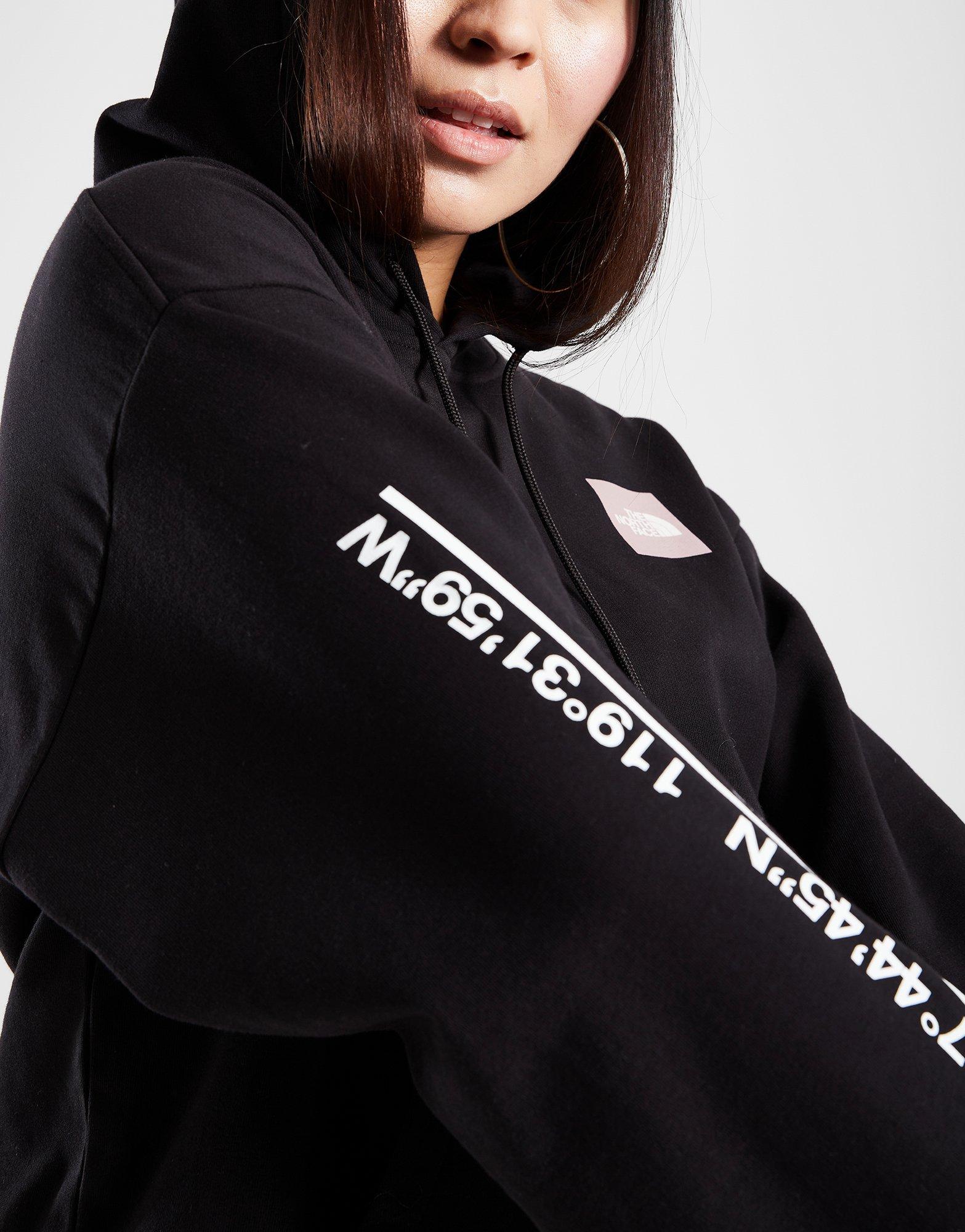 Дамска блуза THE NORTH FACE СУИТЧЪР С КАЧУЛКА MTN BOX GRPH BLK NF0A8GXTKY41 Черен