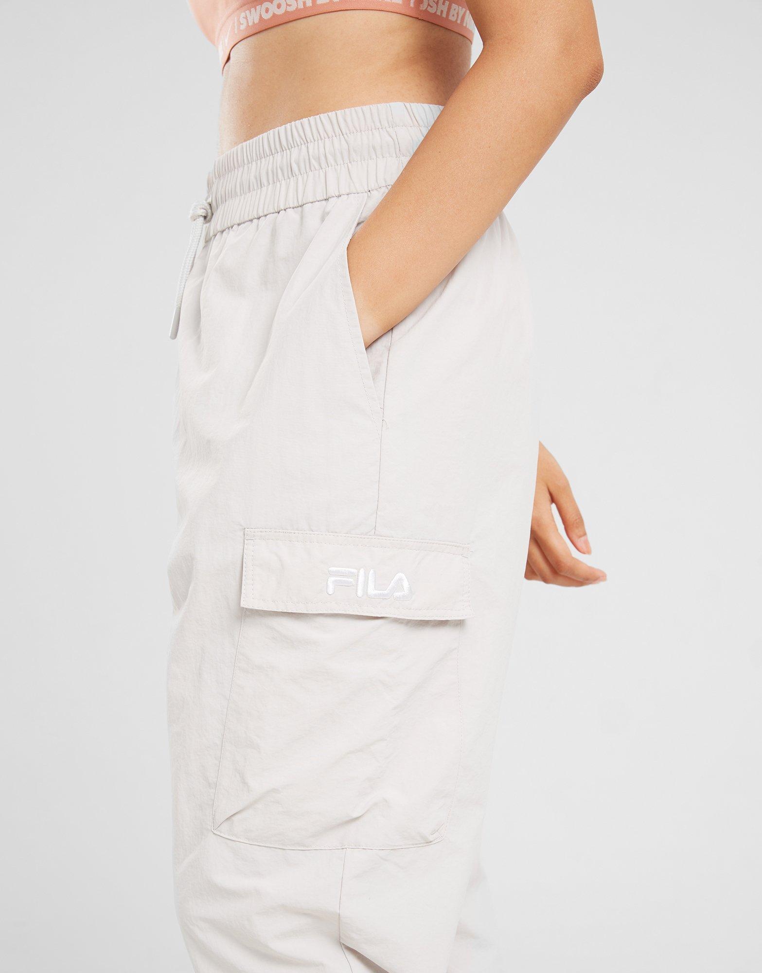 Női nadrág FILA NADRÁG CARLA CRGO PNT GRY SS24JDW011CARLAGRY Szürke