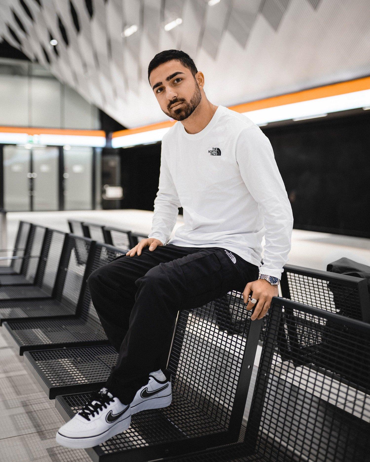 Home of Sneakersin Shava Sofy JD:ltä kokoamassaan asussa