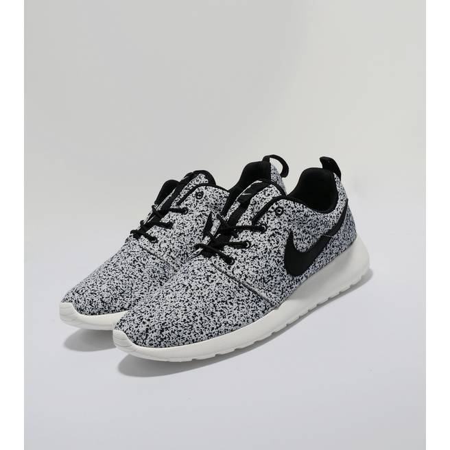 nike roshe run speckle