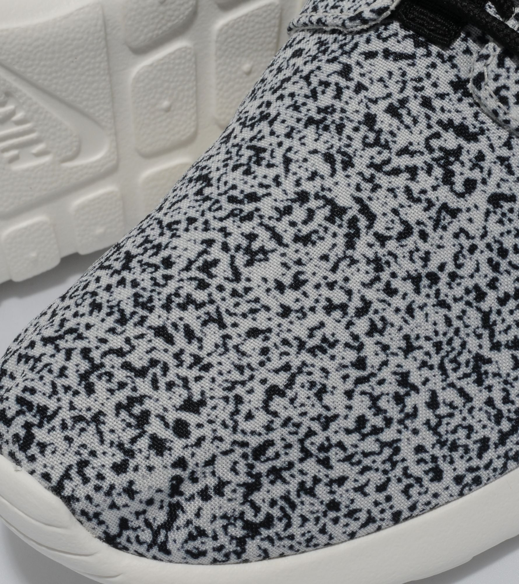 nike roshe run speckle