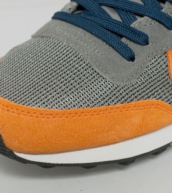 nike internationalist mid id