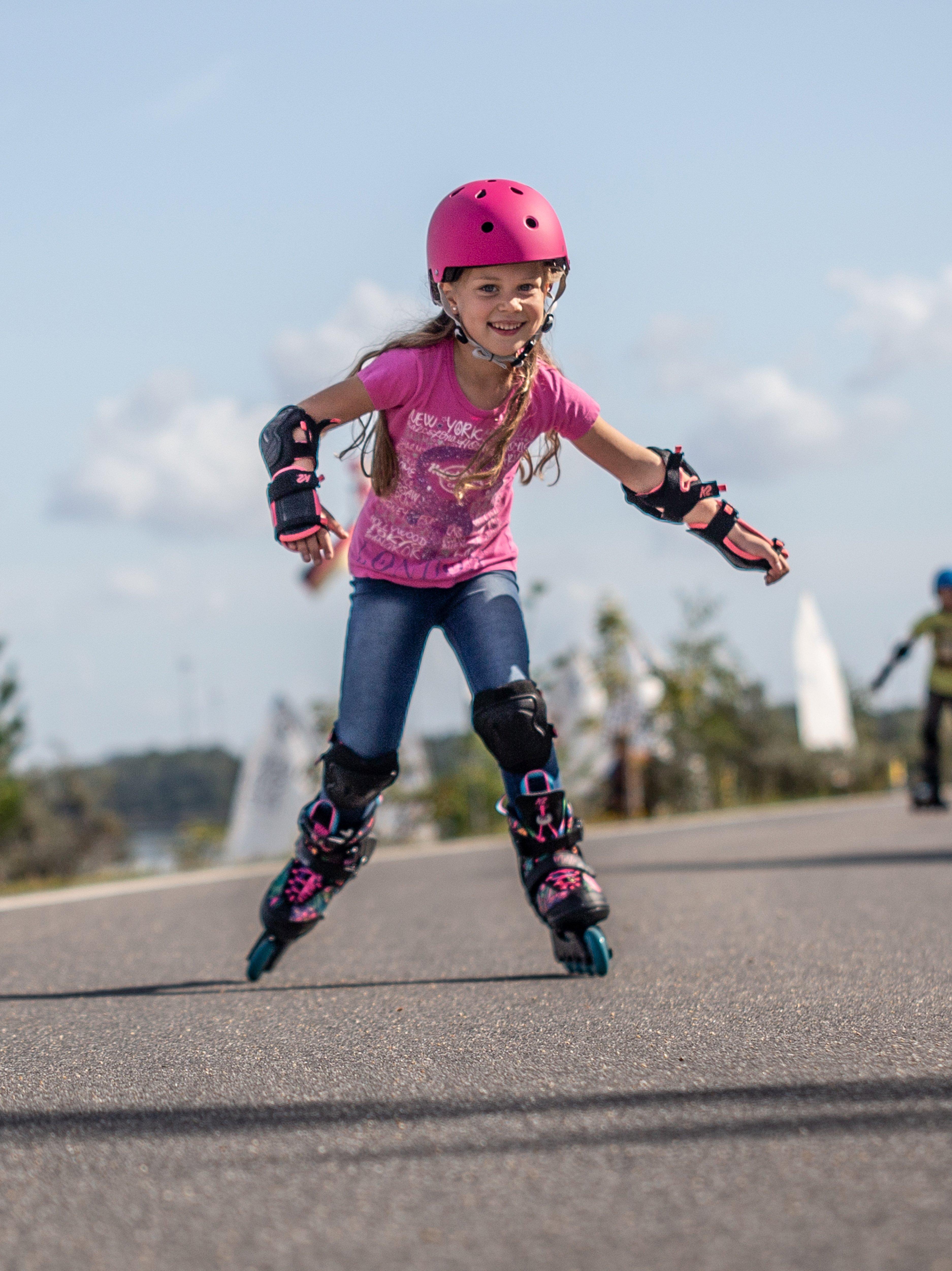 красивые девушки в бейсболках. девушка на роликах. фотосет на роликах. рыжая девушка на скейте. одежда для катания на роликах.