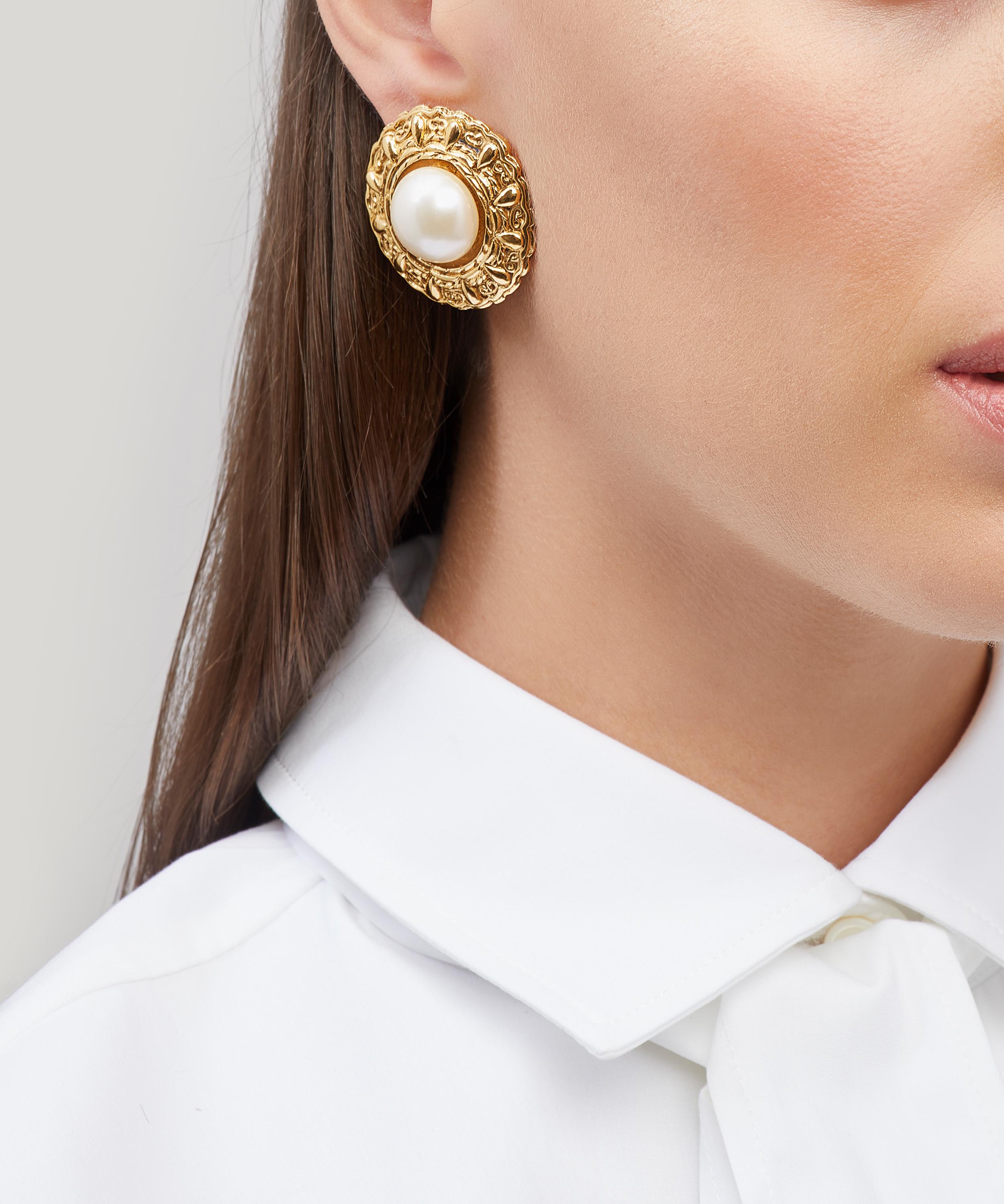 Presentator Werkelijk goud 1990s Chanel Gilt Faux Pearl Clip-On Earrings | Liberty