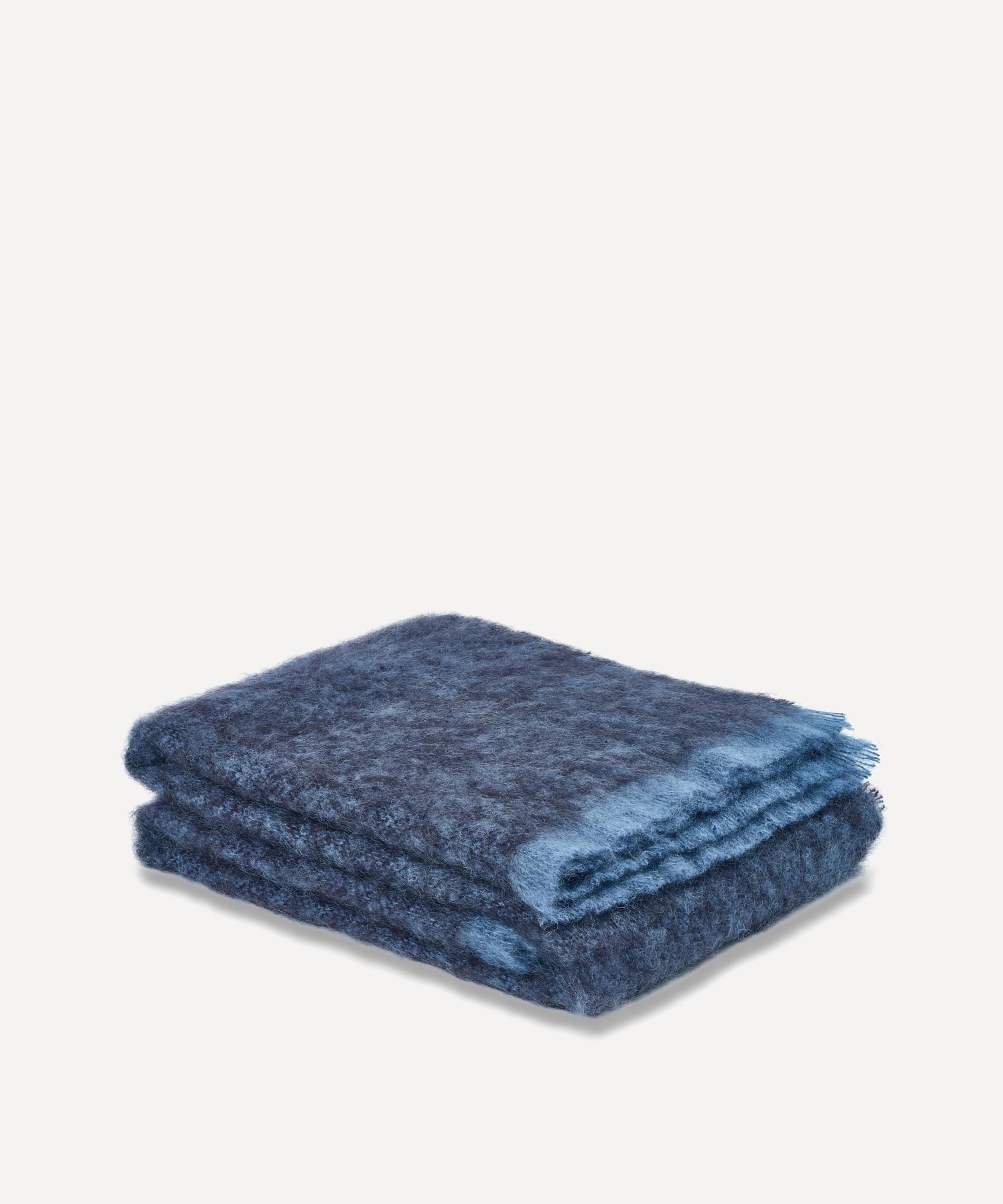 CUSHENDALE CUSHENDALE CLASH BLACK THROW BLANKET 