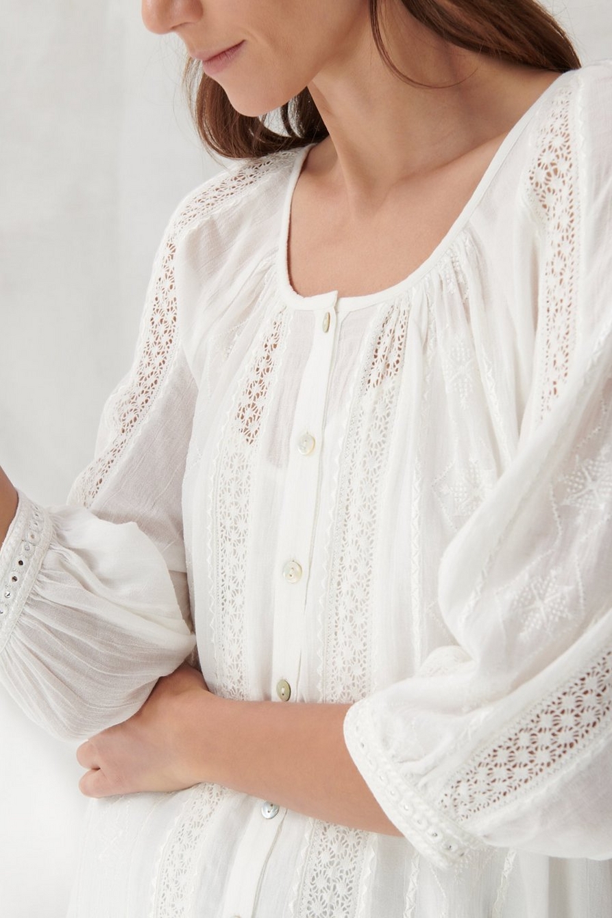 https://i1.adis.ws/i/lucky/7W45944_460_5/LACE-INSET-EMBROIDERED-BUTTON-TOP-460?sm=aspect&aspect=2:3&w=893&qlt=100