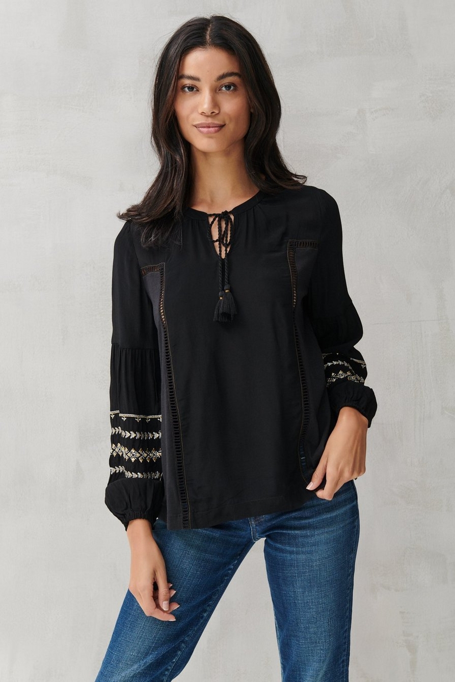 https://i1.adis.ws/i/lucky/7W65718_001_1/LUREX-EMBROIDERED-PEASANT-TOP-001?sm=aspect&aspect=2:3&w=893&qlt=100