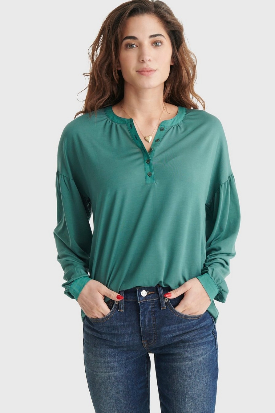 BUTTON-ACCENTED V-NECK TOP, image 1