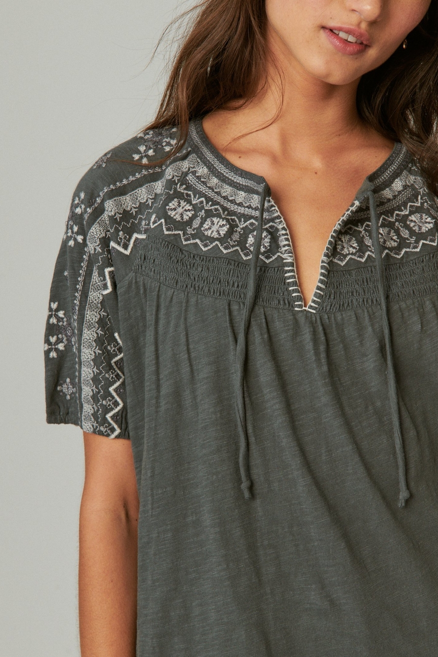SHORT SLEEVE EMBROIDERED SWING TOP, image 4