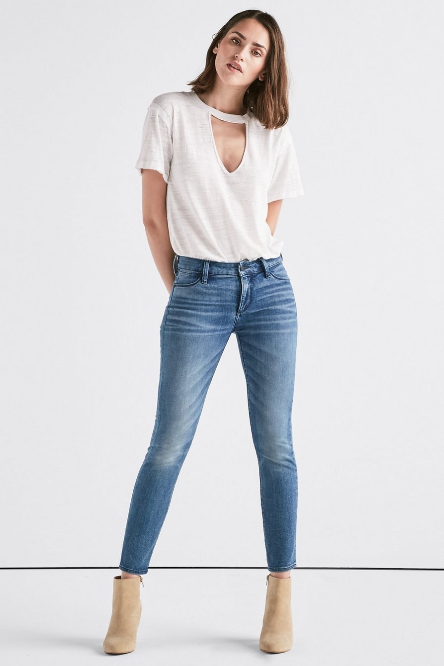High rise джинсы. Обтягивающие джинсы и футболка.