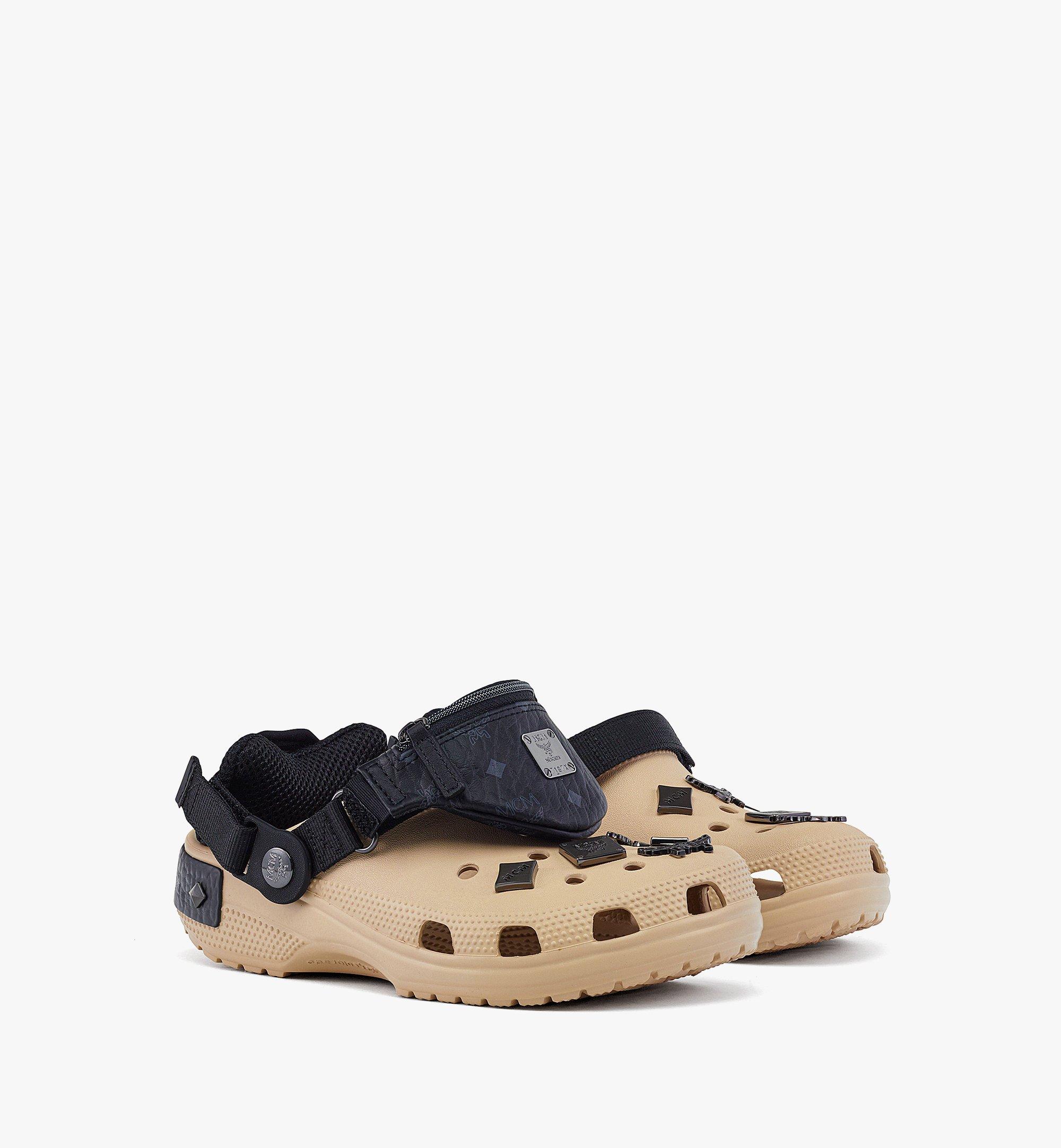 รองเท้าเปิดส้น MCM x CROCS Clog พร้อมสร้อยข้อมือทรงกระเป๋าคาดเอว