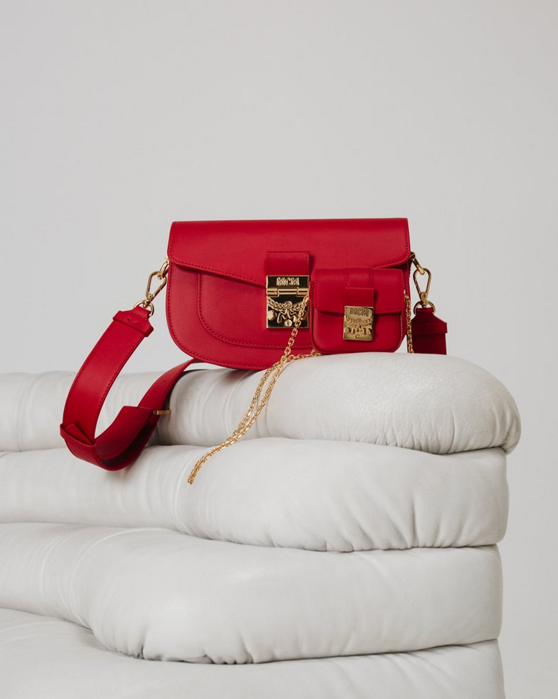 Patricia Shoulder Bag: MWSBSPA01RU, Tracy AirPods Charm: MXZBSXT02RU