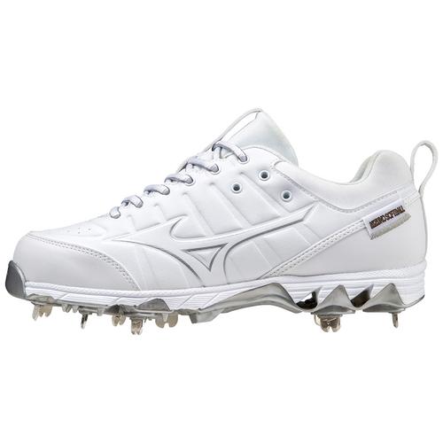 Why Choose the Right Softball Cleats?