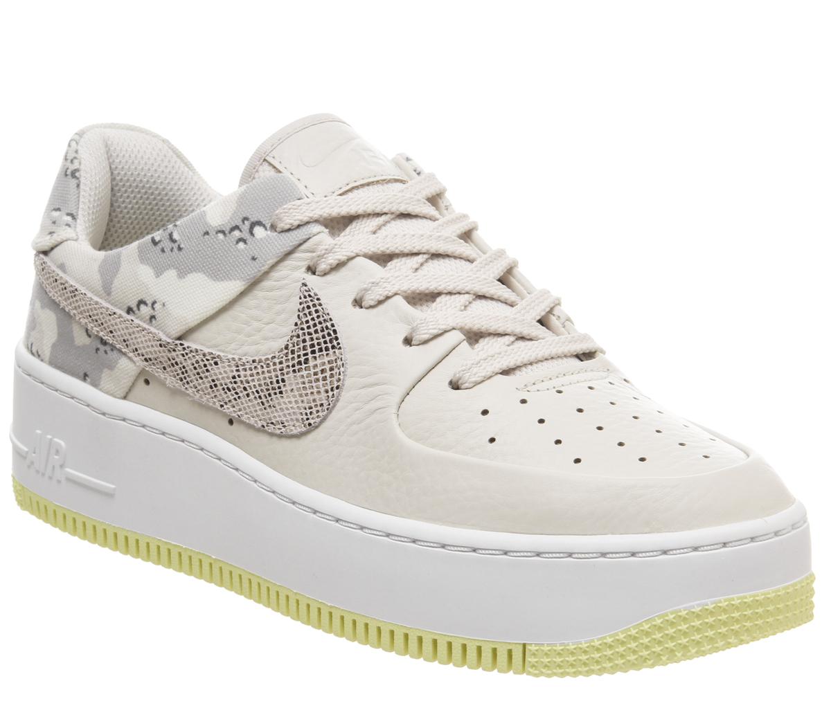 Nike Air Force 1 Sage Trainers Light 
