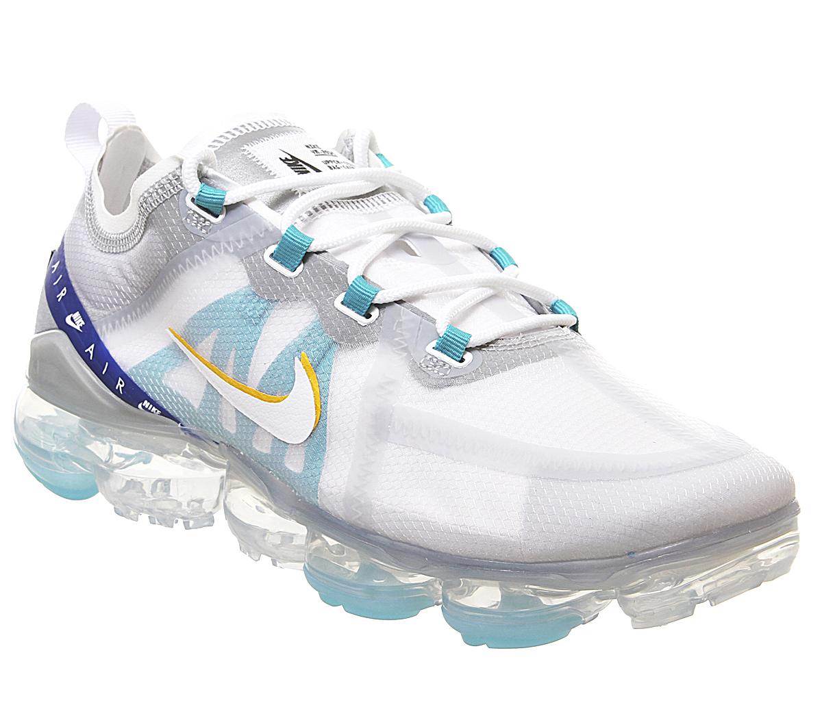 nike running vapormax 19 trainers in white and gold