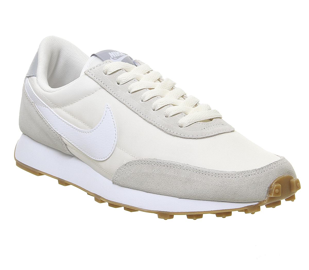 Nike Daybreak Trainers Summit White Pale Ivory F Hers trainers