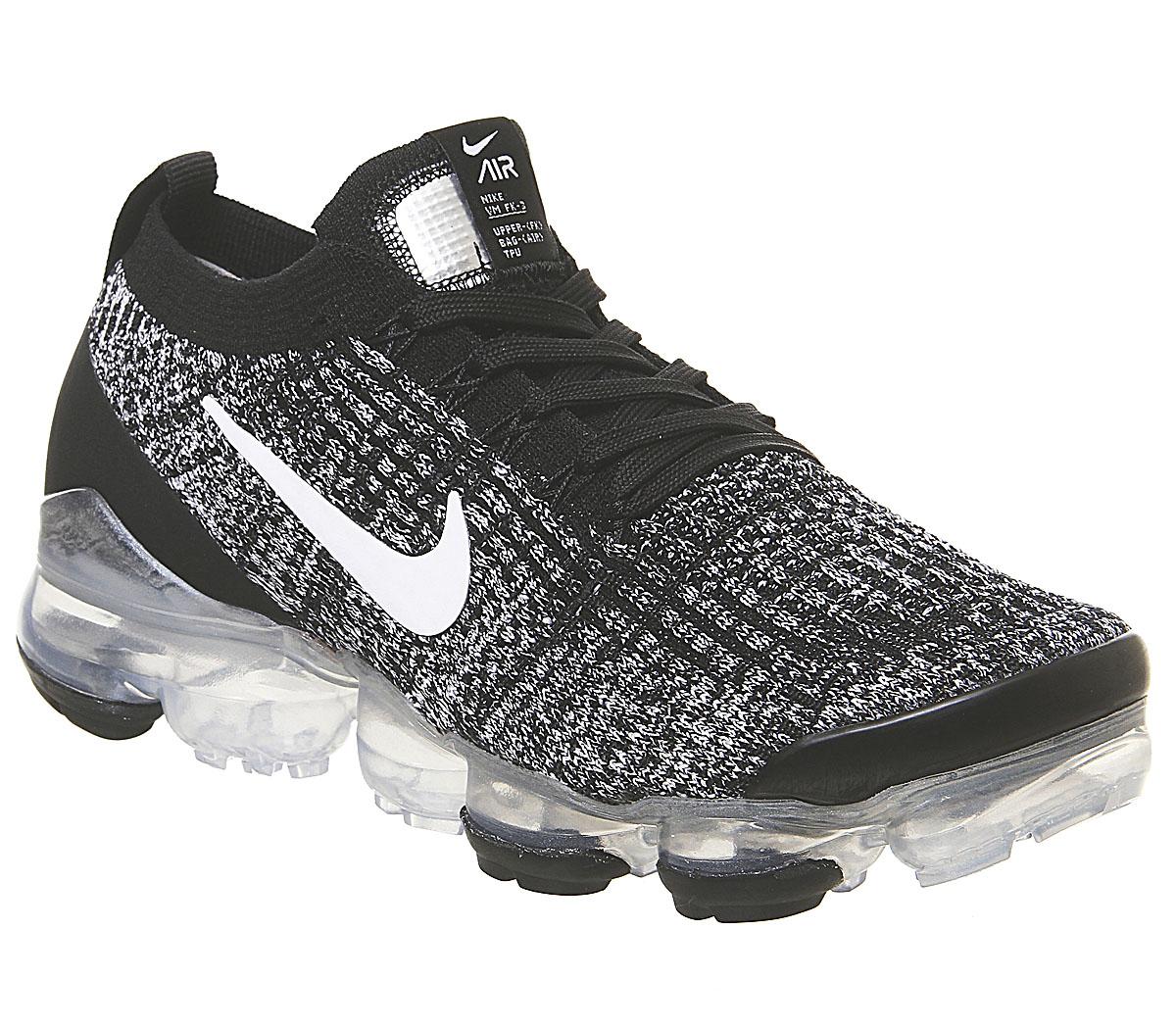 air vapormax black and white