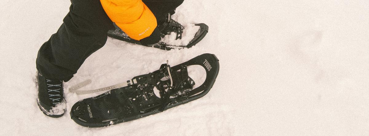贅沢 Tubbs Women's Xplore Kit Trail Walking Snowshoes, Rasberry Red, 21 