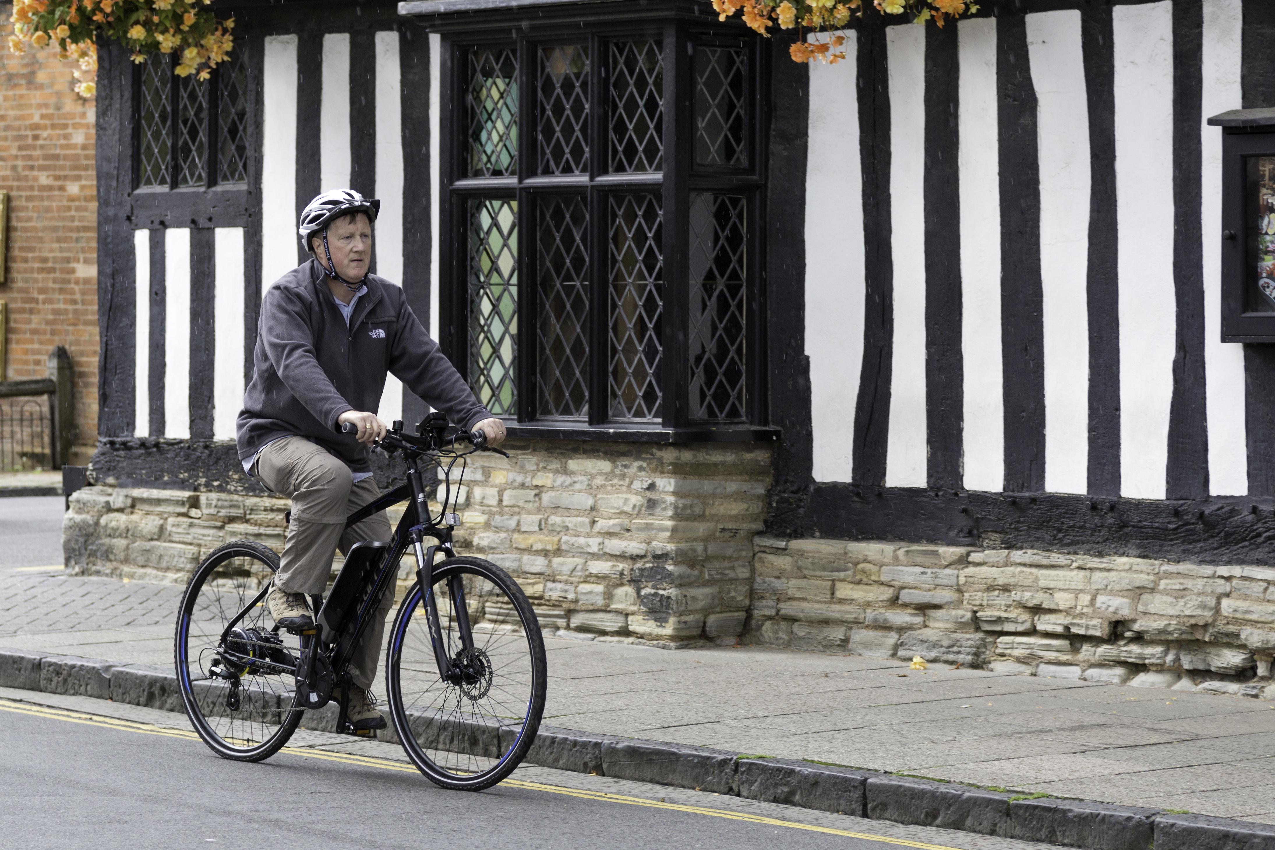 carrera crossfire e mens electric hybrid bike