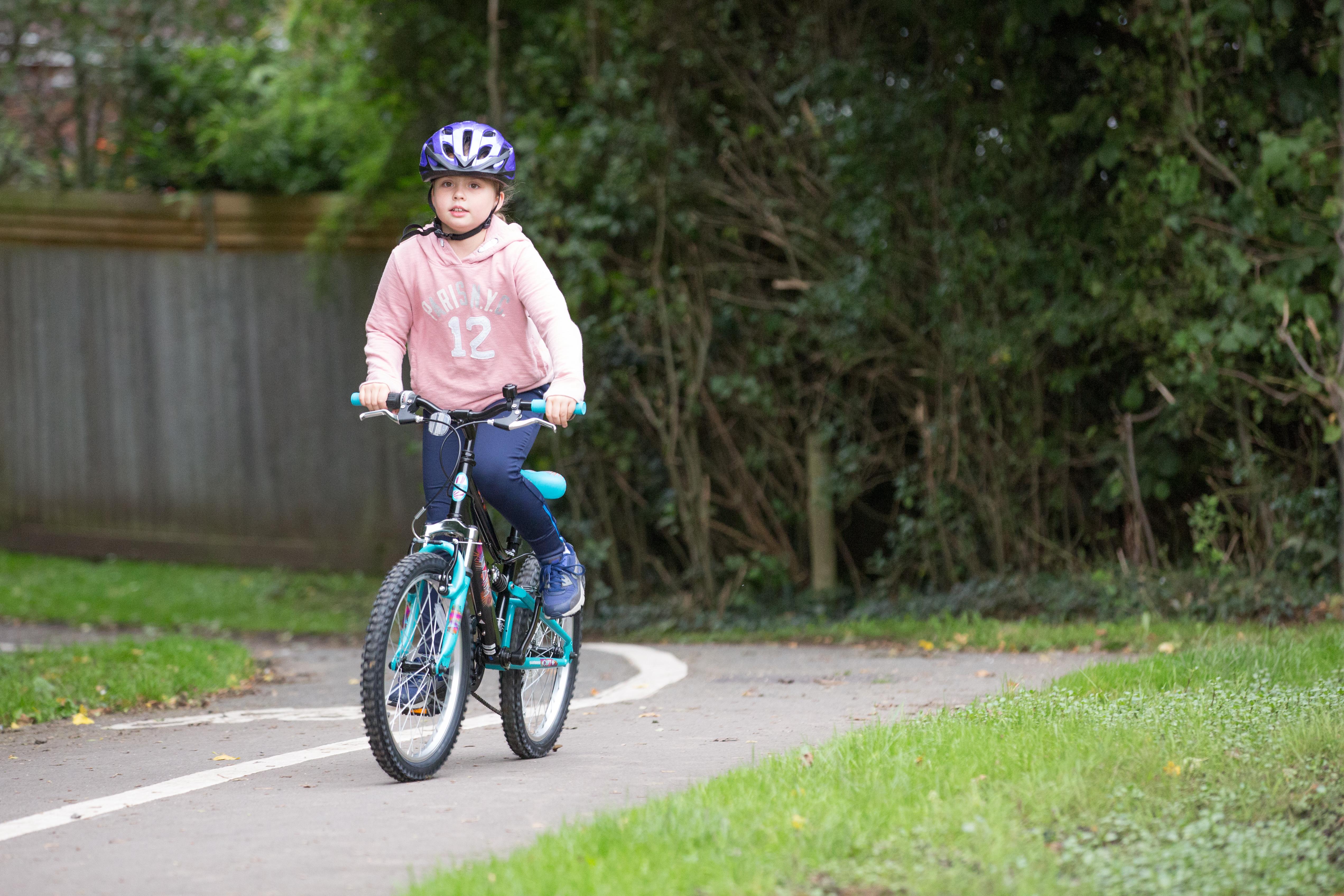 apollo charm girls bike