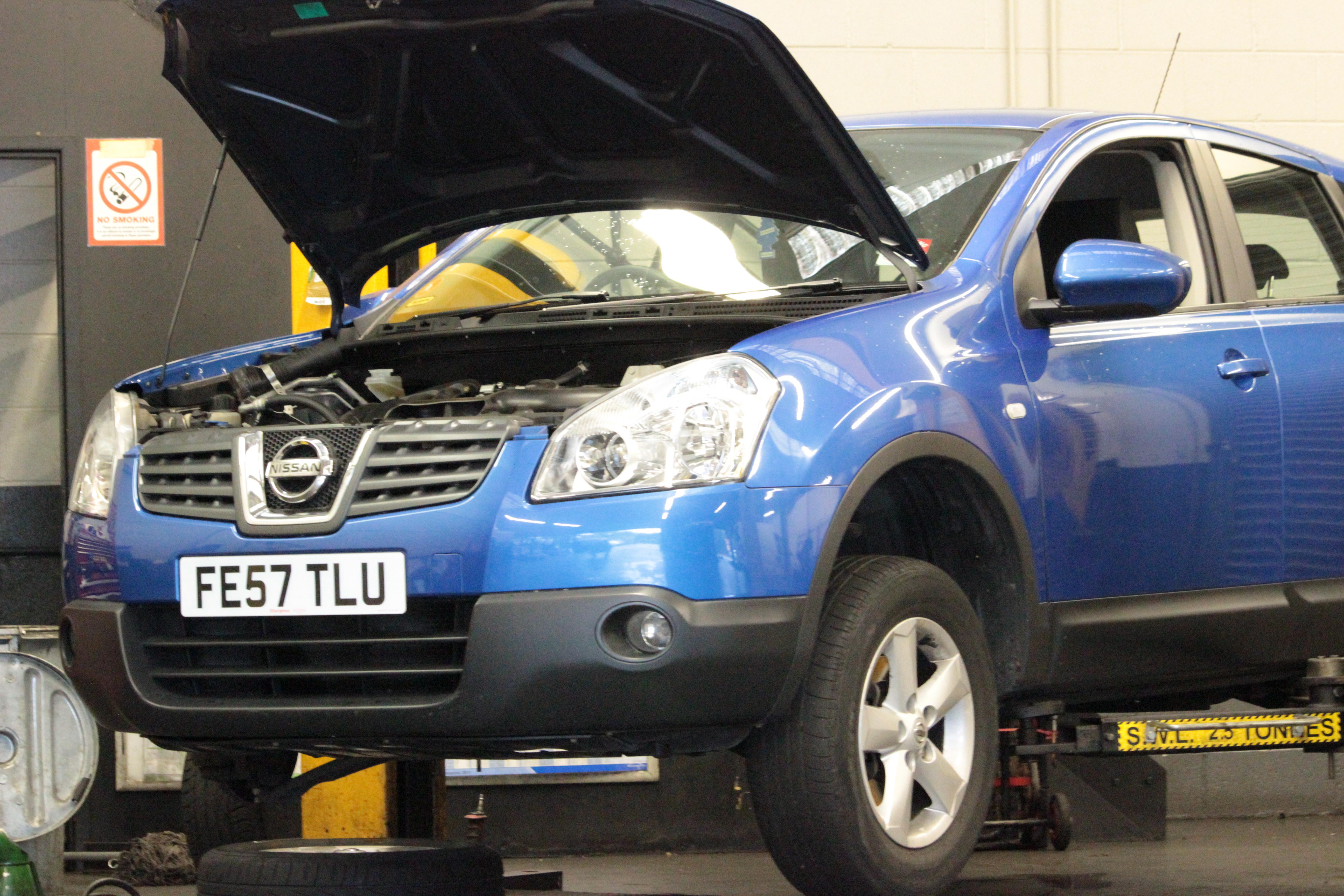 Nissan Service | MOT & Car Servicing - Halfords Autocentres