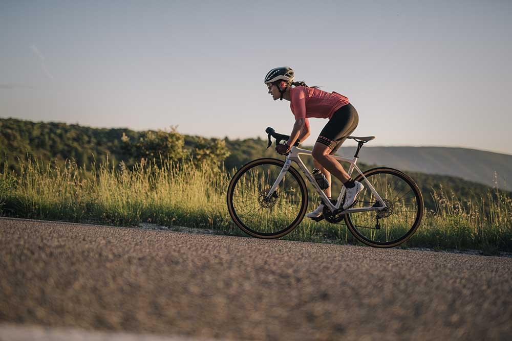 Women's road bike with disc brakes