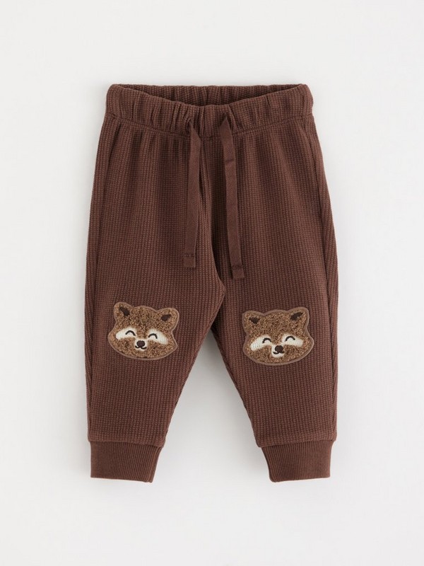 Joggers knee appliqué