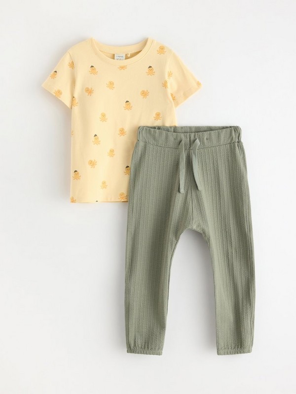 T‑shirt and trousers set
