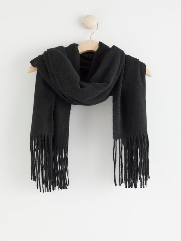 Thin knitted scarf with fringes
