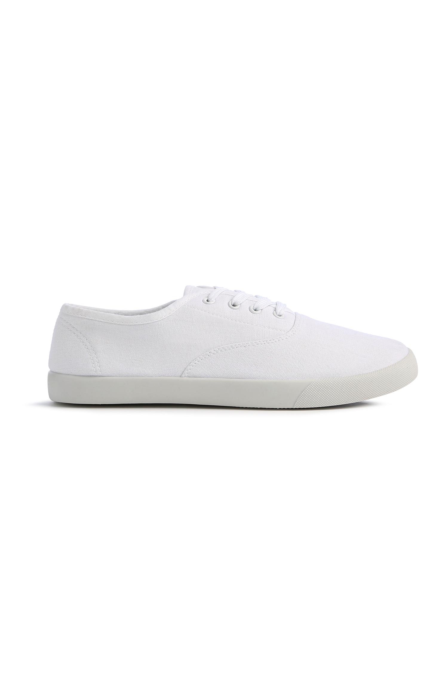 Sportliche, weiße Schnürschuhe
