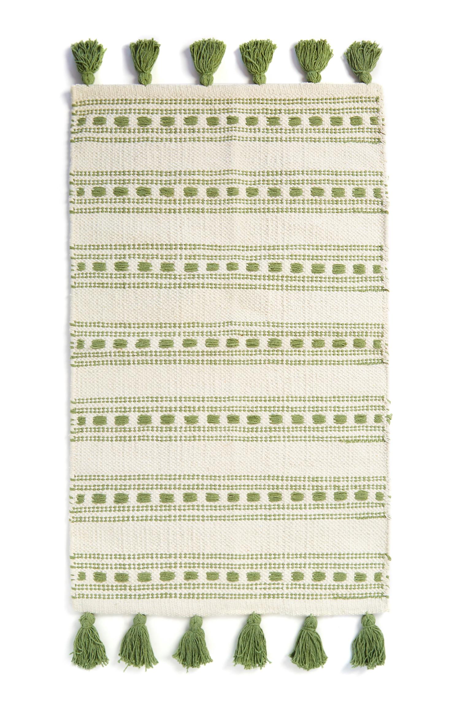 Tappetino con nappine e cuciture