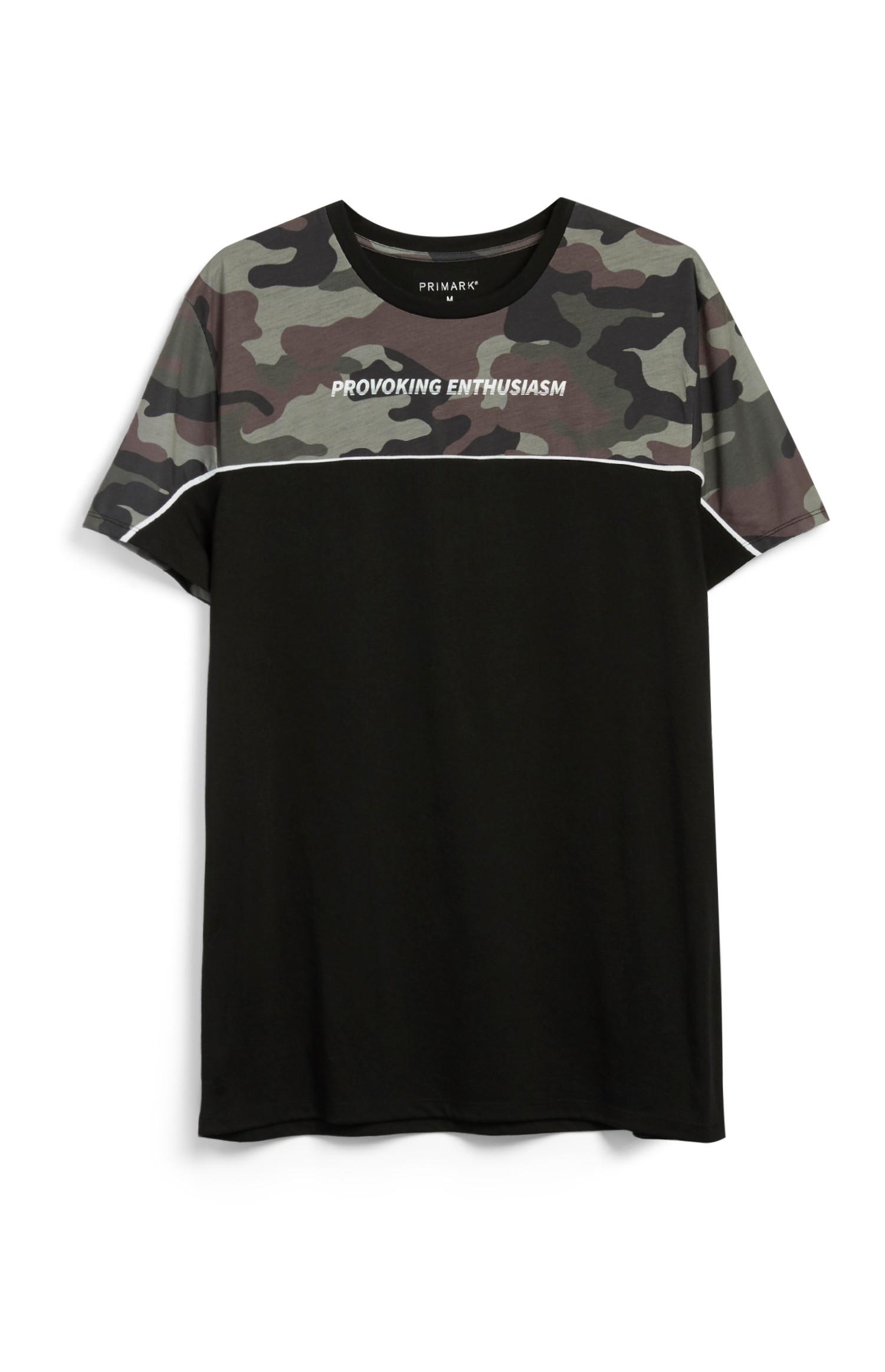 Schwarzes T-Shirt mit Tarnmuster