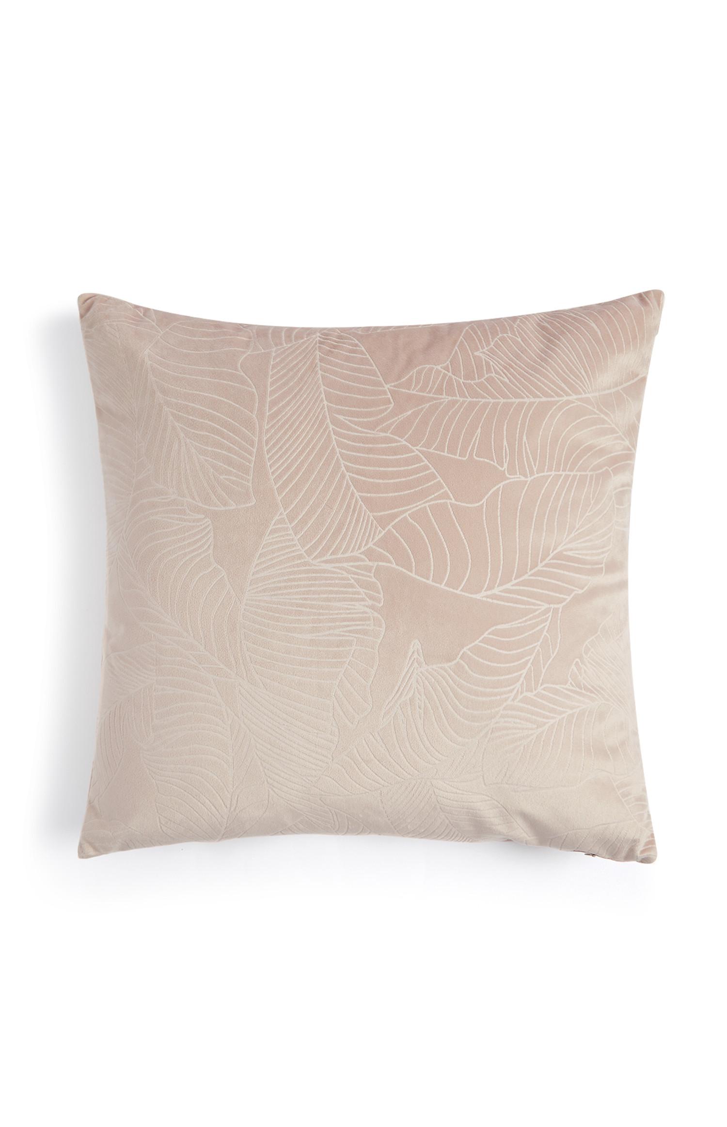 Cuscino rosa in velluto con trama floreale