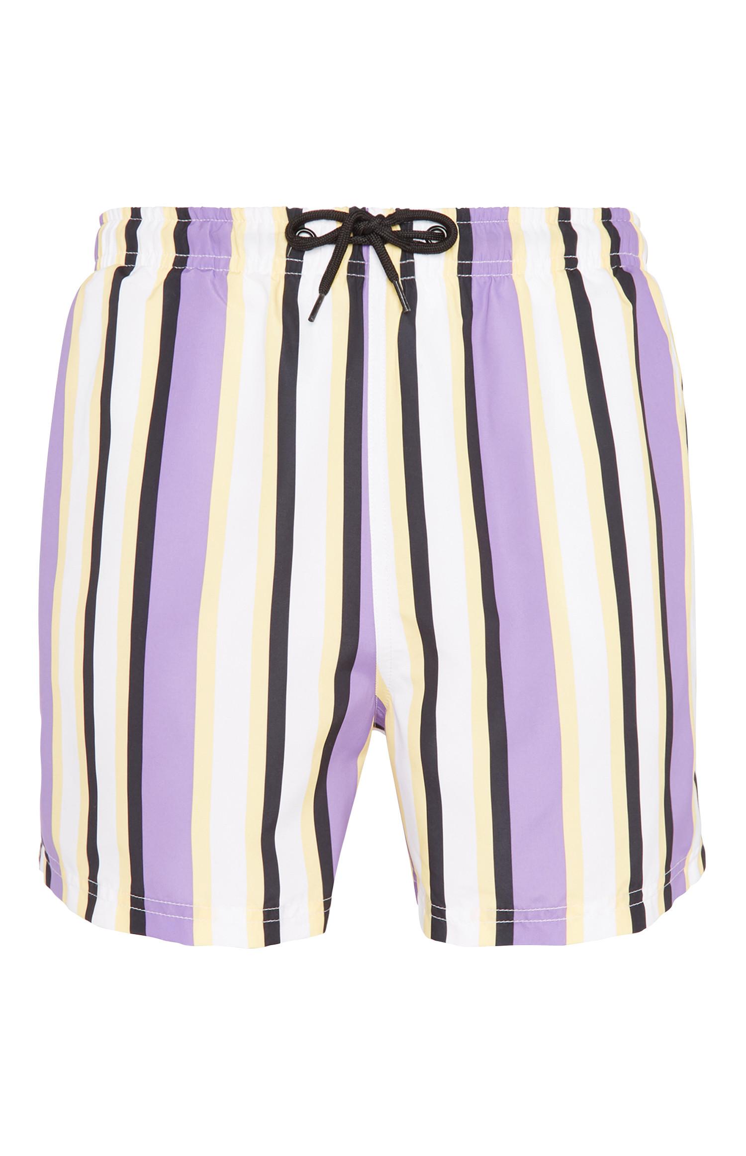 Violett gestreifte Shorts