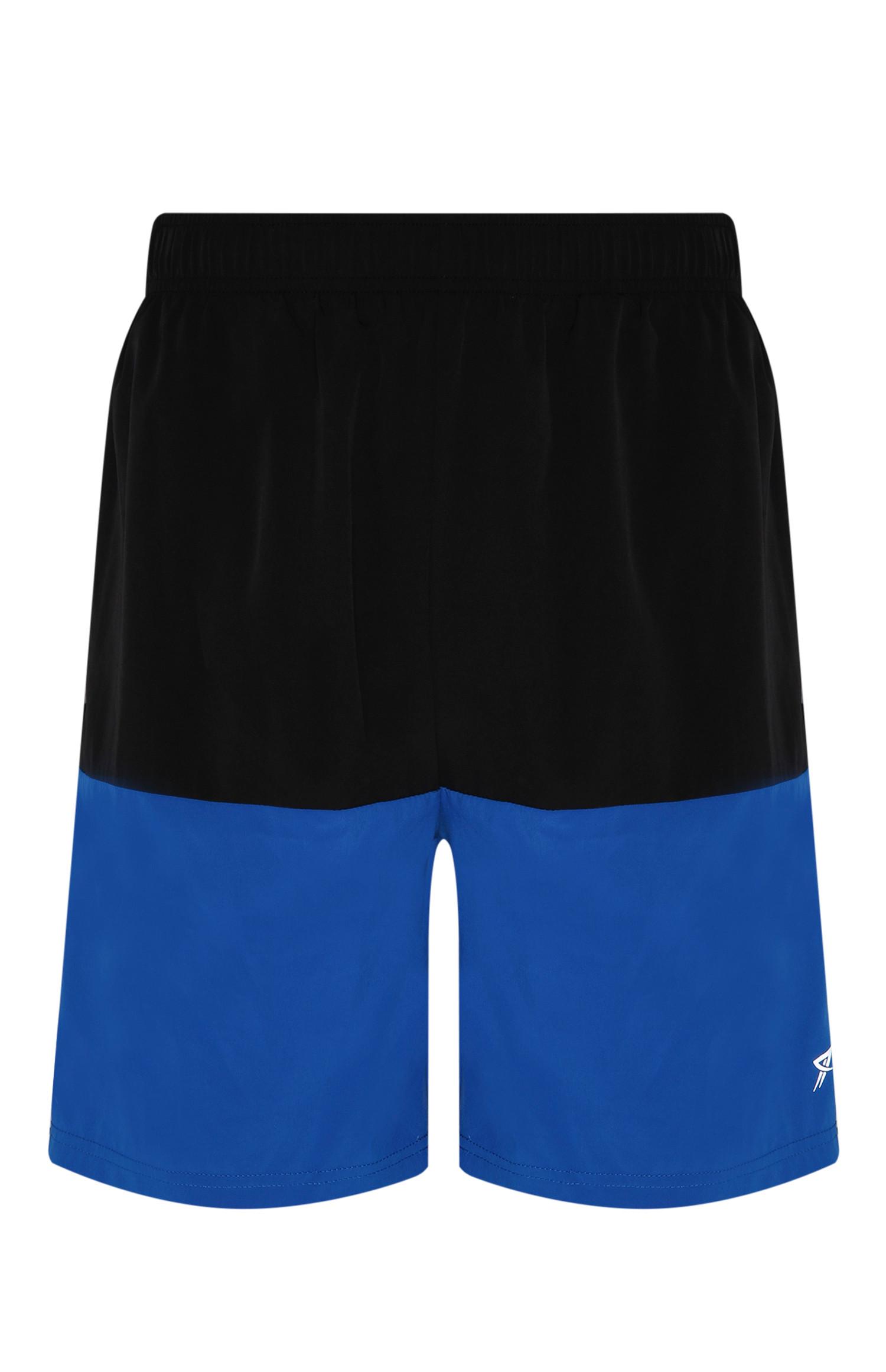 Blaue Shorts in Blockfarben