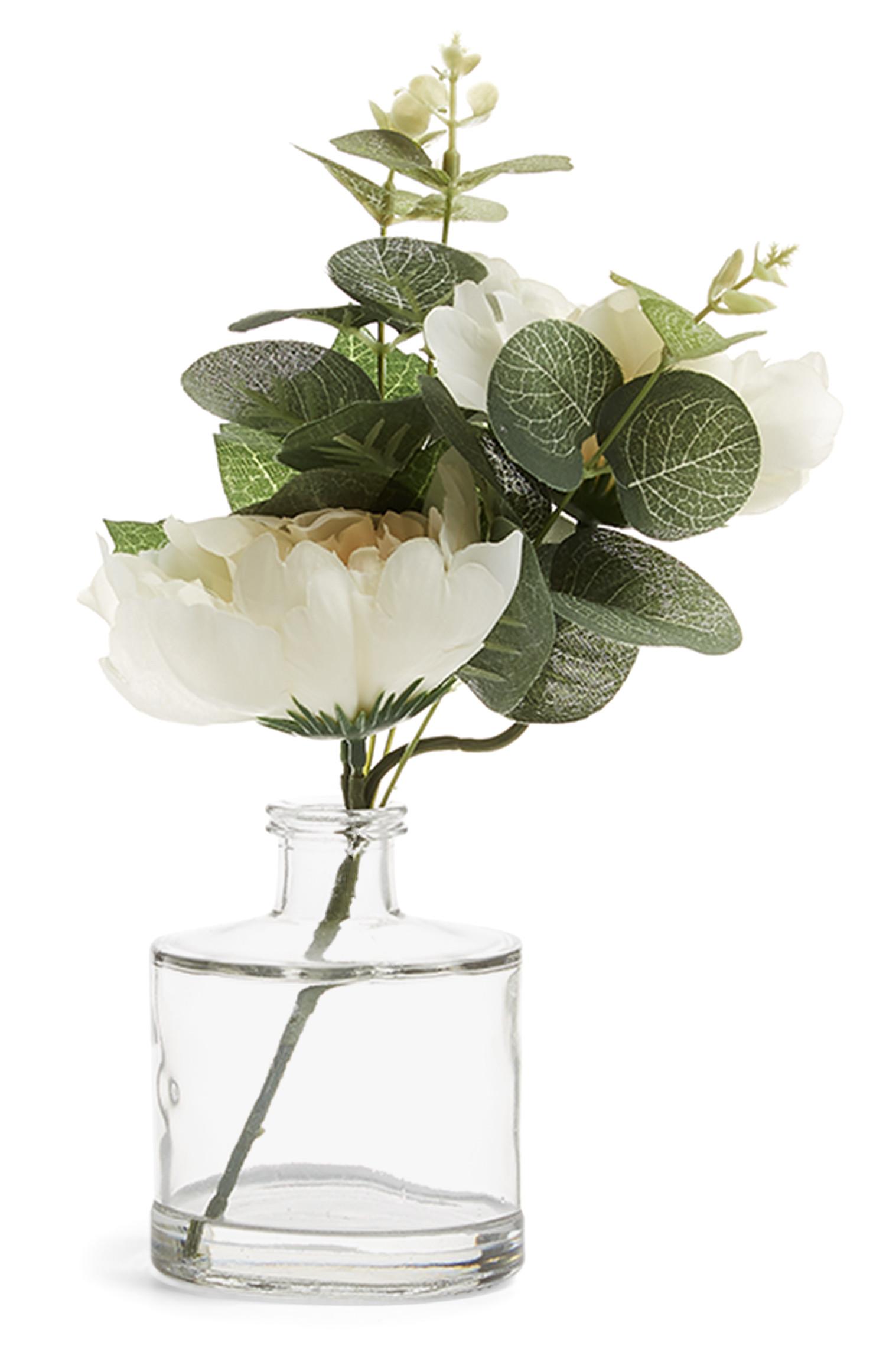 Vaso con fiori artificiali bianchi