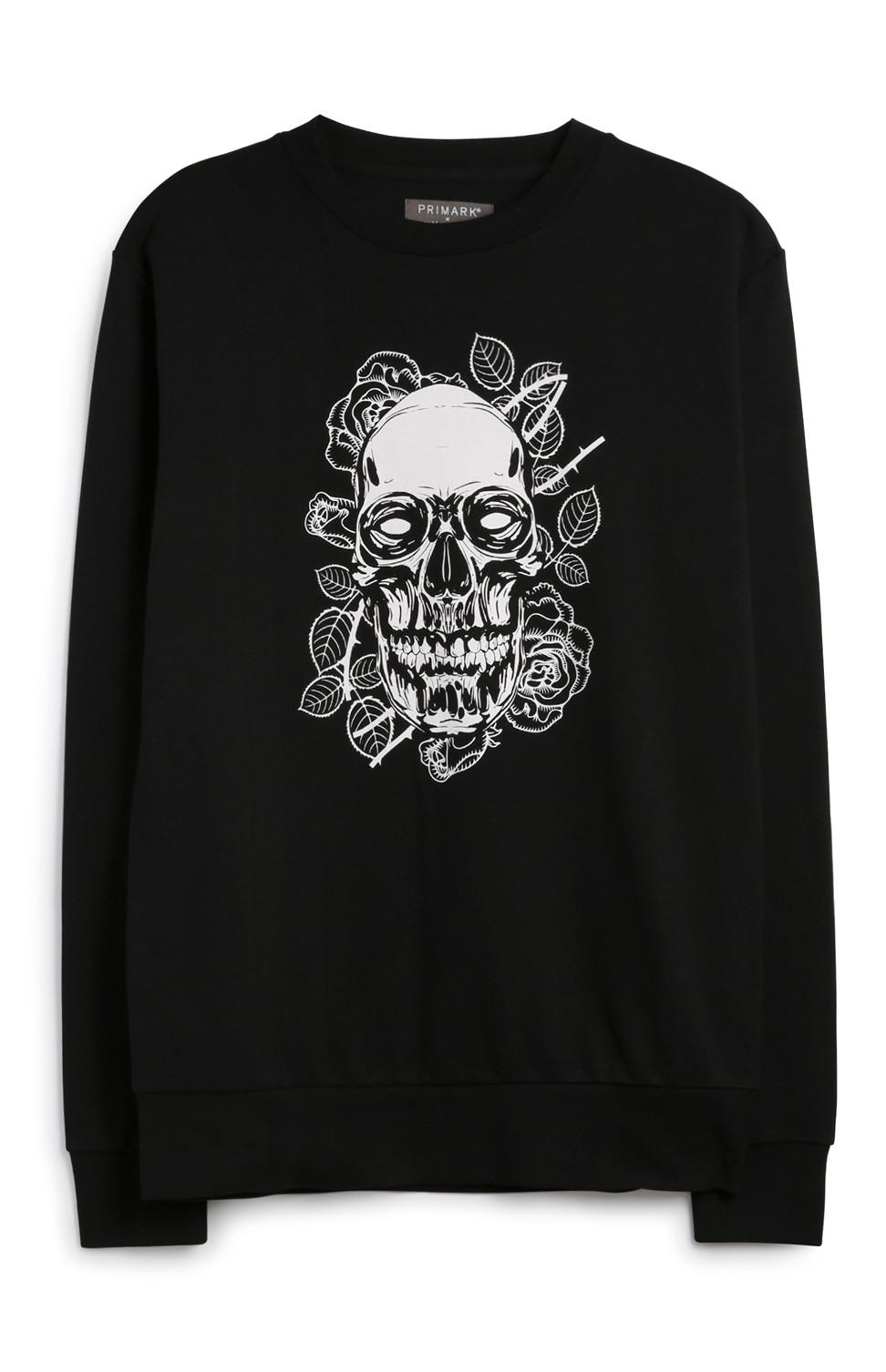 Schwarzer Pullover mit Totenkopf
