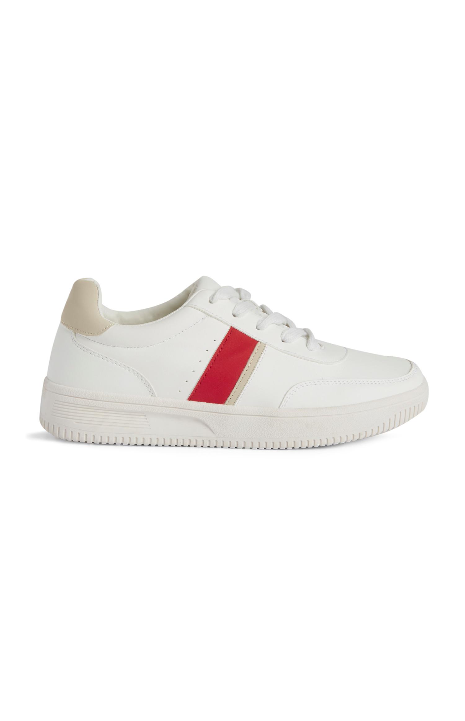 Weiße Sneaker mit rotem Seitenstreifen