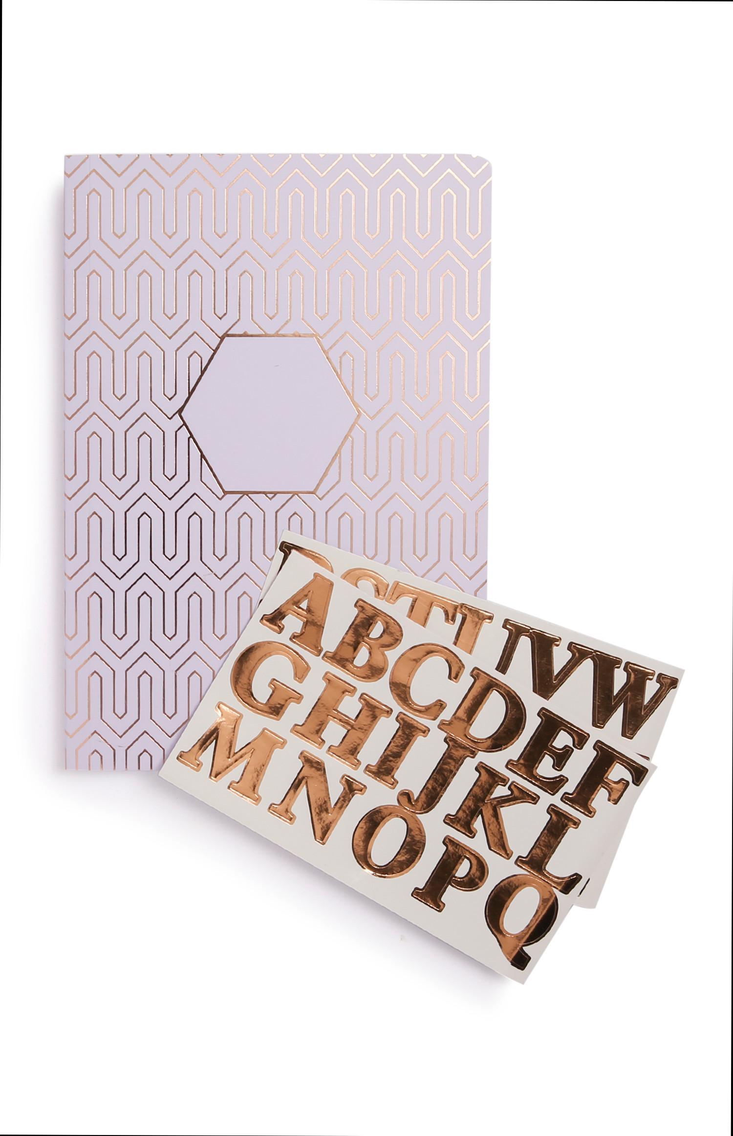 Quaderno viola con iniziali